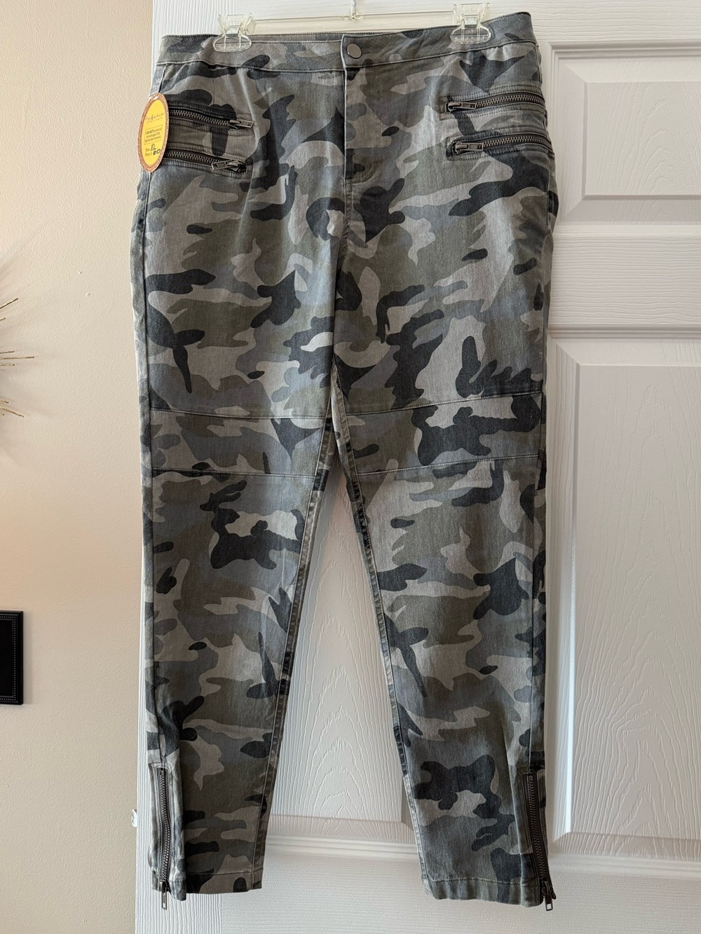 🩶🖤 Umgee Woman’s Camo Zip Pocket Stretch Pants - Gray/Olive Camo Color